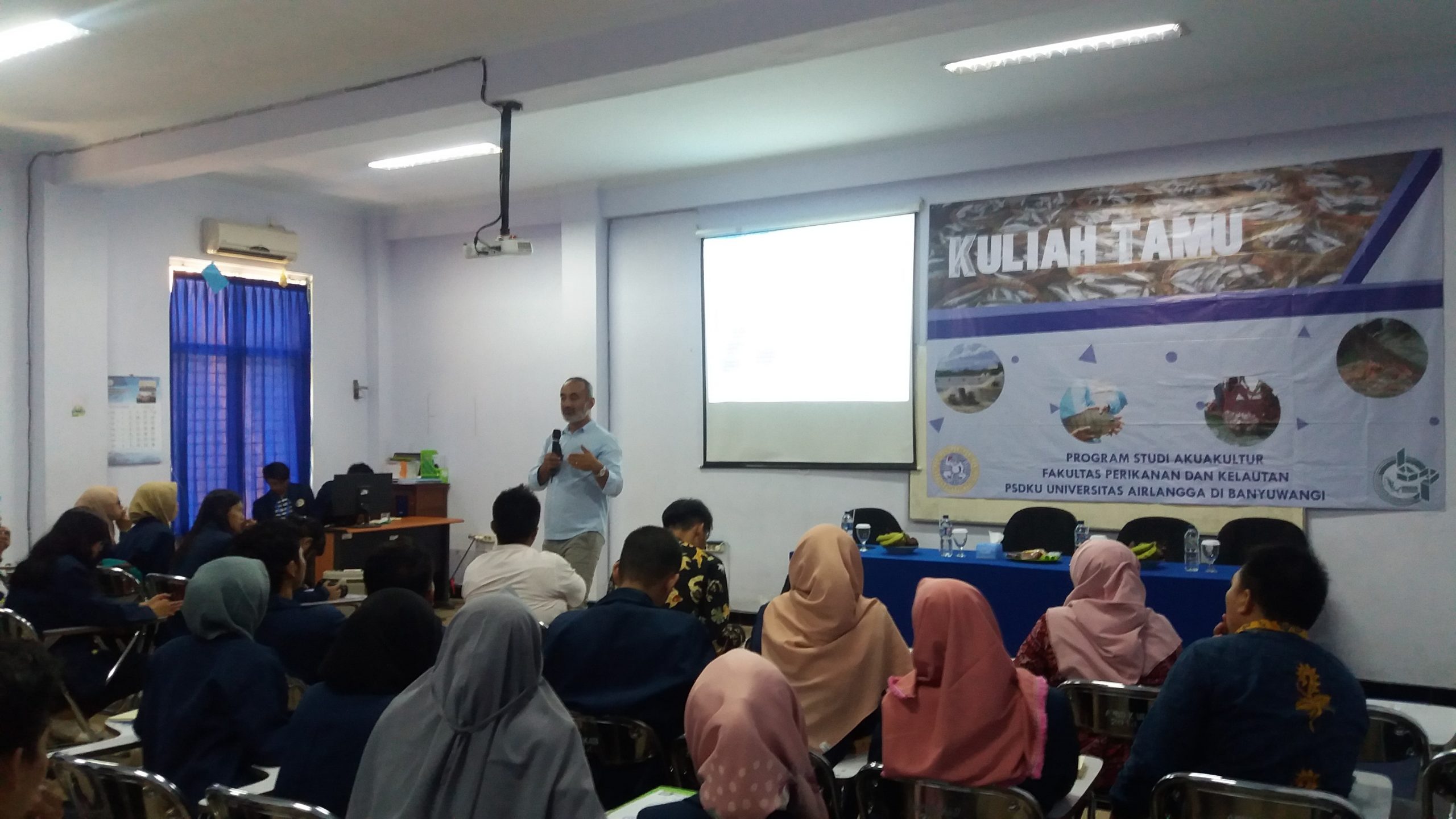 KULIAH tamu FPK PSDKU UNAIR Banyuwangi bersama Turker Bodur, PhD., dari Akdeniz University - Turki. (Foto: Bastian Ragas)