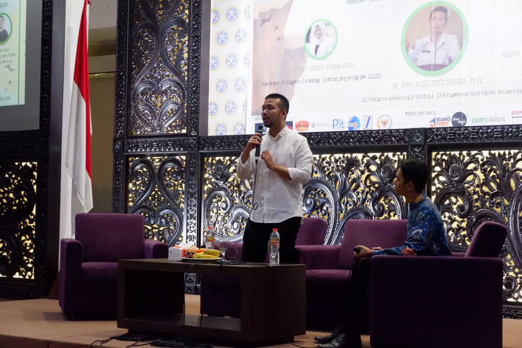 EMIL Dardak saat memberikan paparan dalam acara SEMPOA pada (23/9) di AULA amerta Kampus C UNAIR. (Foto: Istimewa)