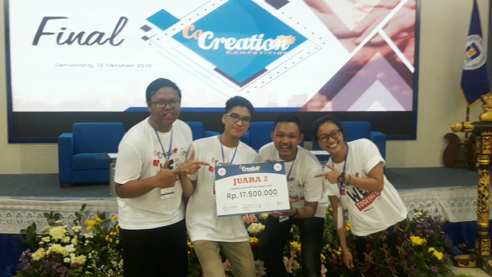 Tri Wahyudi (bekacamata dua dari kiri) bersama tim dari Garda Pangan Surabaya saat menerima Awarding pada C-Gen Co Creation Competition di AULA Gedung E Universitas Dian Nuswantoro, Semarang