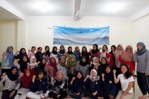 FOTO bersama srikandi unair 2018 setelah terlibat dalam serangkaian kegiatan Sekolah Aktivis Perempuan. (Foto: Feri Fenoria)