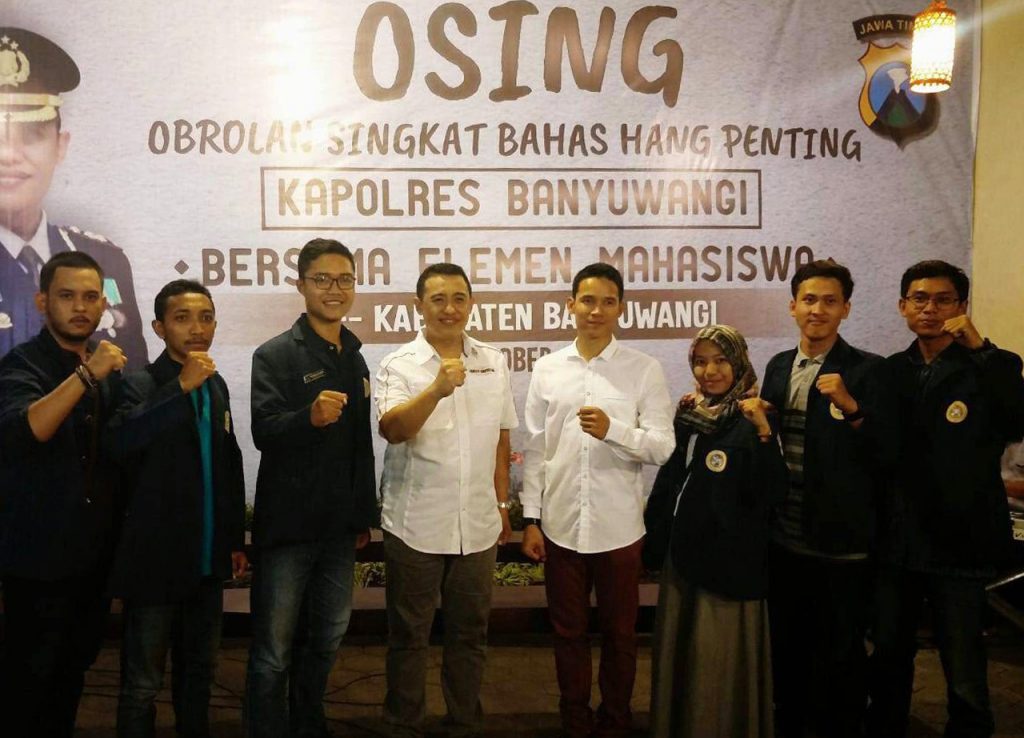 MAHASISWA Universitas Airlangga di Banyuwangi bersama Kapolres AKBP Donny Adityawarman, S.I.K., M.Si., dan Wakapolres Banyuwangi Kompol Oscar Syamsudin Polres Kabupaten Banyuwangi. (Foto: Istimewa)