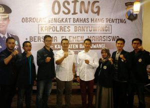 MAHASISWA Universitas Airlangga di Banyuwangi bersama Kapolres AKBP Donny Adityawarman, S.I.K., M.Si., dan Wakapolres Banyuwangi Kompol Oscar Syamsudin Polres Kabupaten Banyuwangi. (Foto: Istimewa)