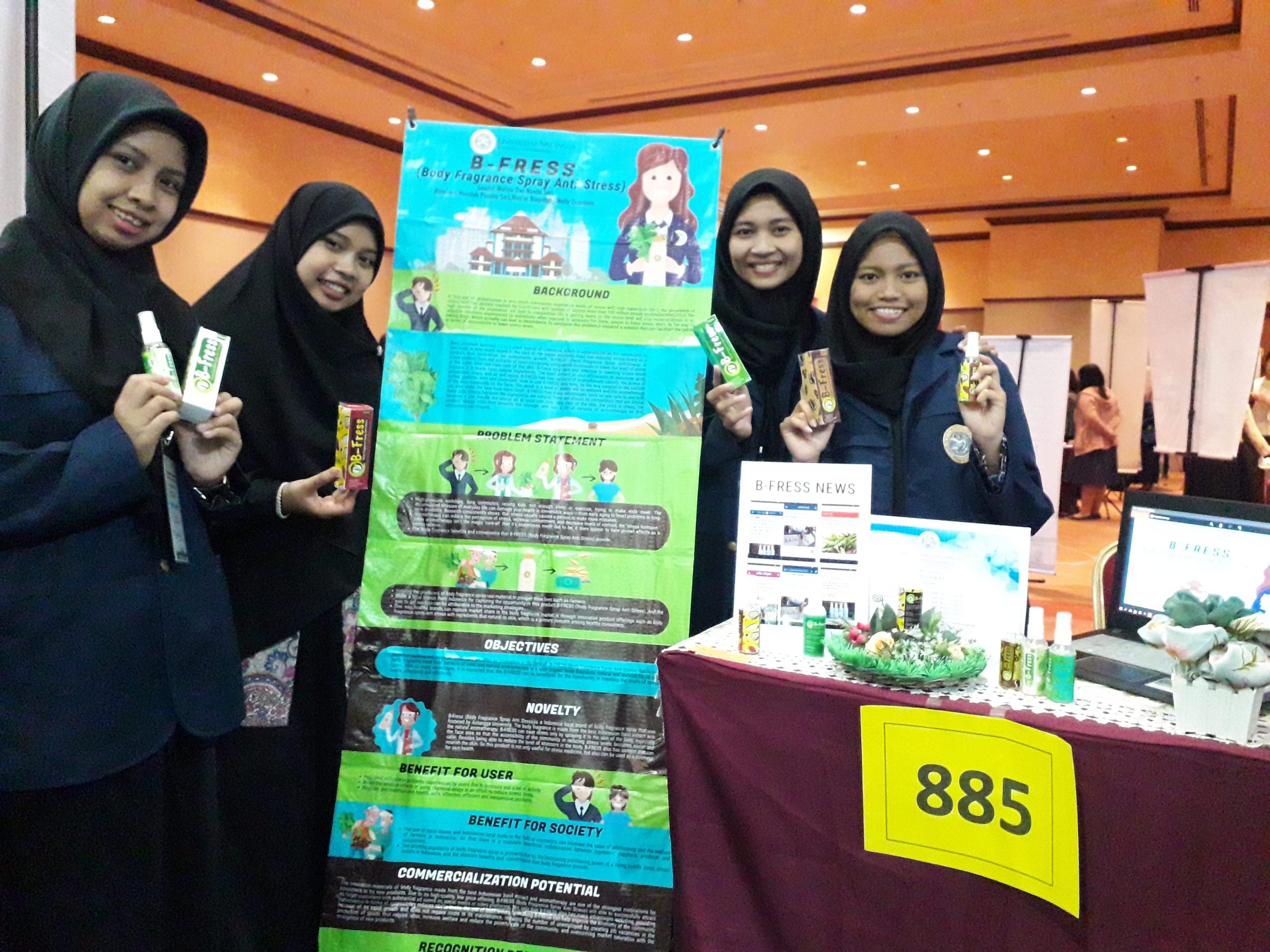 EMPAT mahasiswa kimia memamerkan karyanya saat acara INIIC. (Foto: Istimewa)