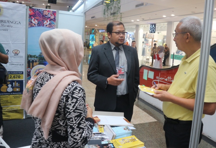 Suasana stan UNAIR pada pameran pendidikan tinggi Indonesia. (Foto: Istimewa)