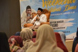 KH. ABDUL Qoyyum Mansyur ketika menyampaikan materi dalam Weekend Bertabur Ilmu. (Foto: Galuh Mega Kurnia)