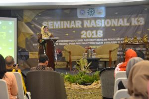 WAKIL Dekan I Fakultas Vokasi dalam sambutannya. (Foto: Galuh Mega Kurnia)