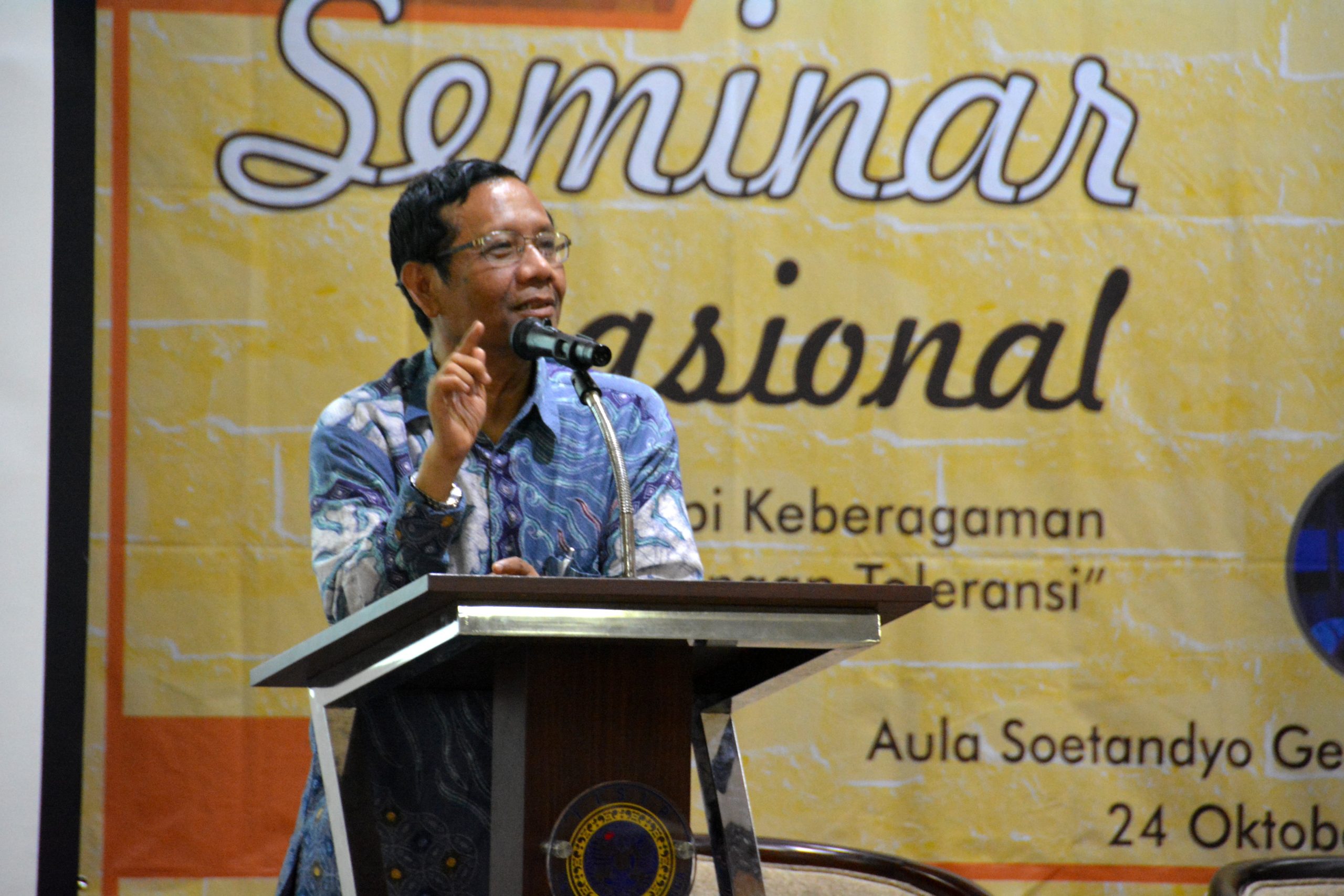 PROF. Dr. Mohammad Mahfud MD, SH., SU., saat memeberikan paparan dalam Seminar Nasional di Aula Soetandyo, Gedung C di Fakultas Ilmu Sosial dan Ilmu Politik (FISIP) Universitas Airlangga pada Rabu (24/10). (Foto: Feri Fenoria)