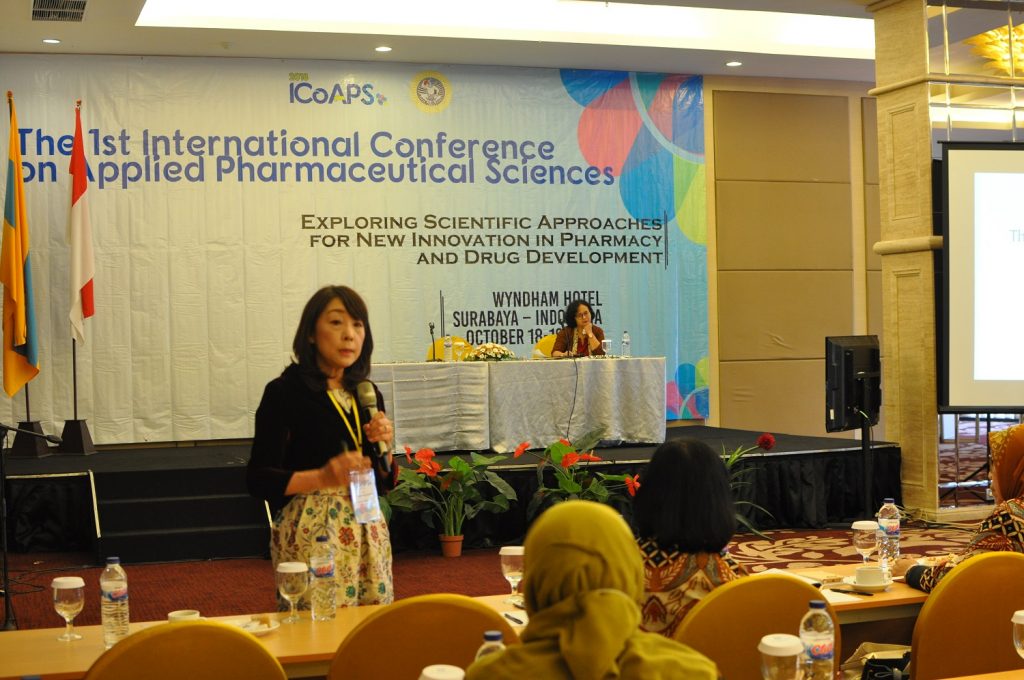 Prof. Mariko Takeda gives a presentation at 2018 International Conference on Applied Pharmaceutics Sciences (ICoAPS) Faculty of Pharmacy, Universitas Airlangga.