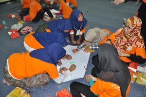 Salah satu dosen FKM saat memberikan materi. (Foto: Tim Pengmas FKM)