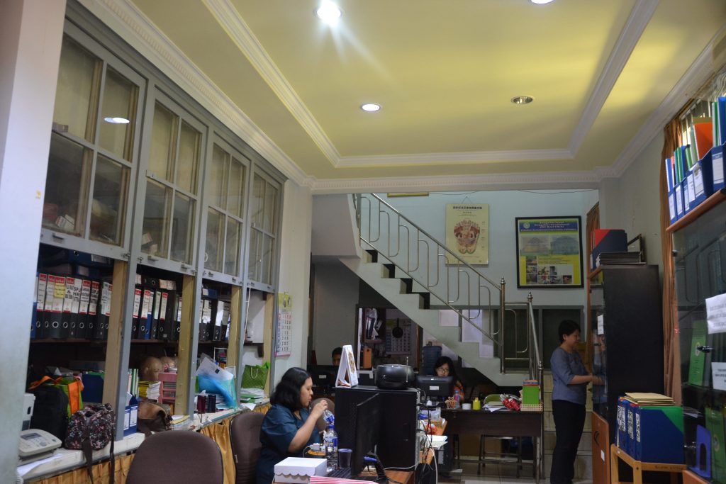 SUASANA ruangan dosen Program Studi Pengobatan Tradisional Universitas Airlangga. (Foto: Fariz IR)