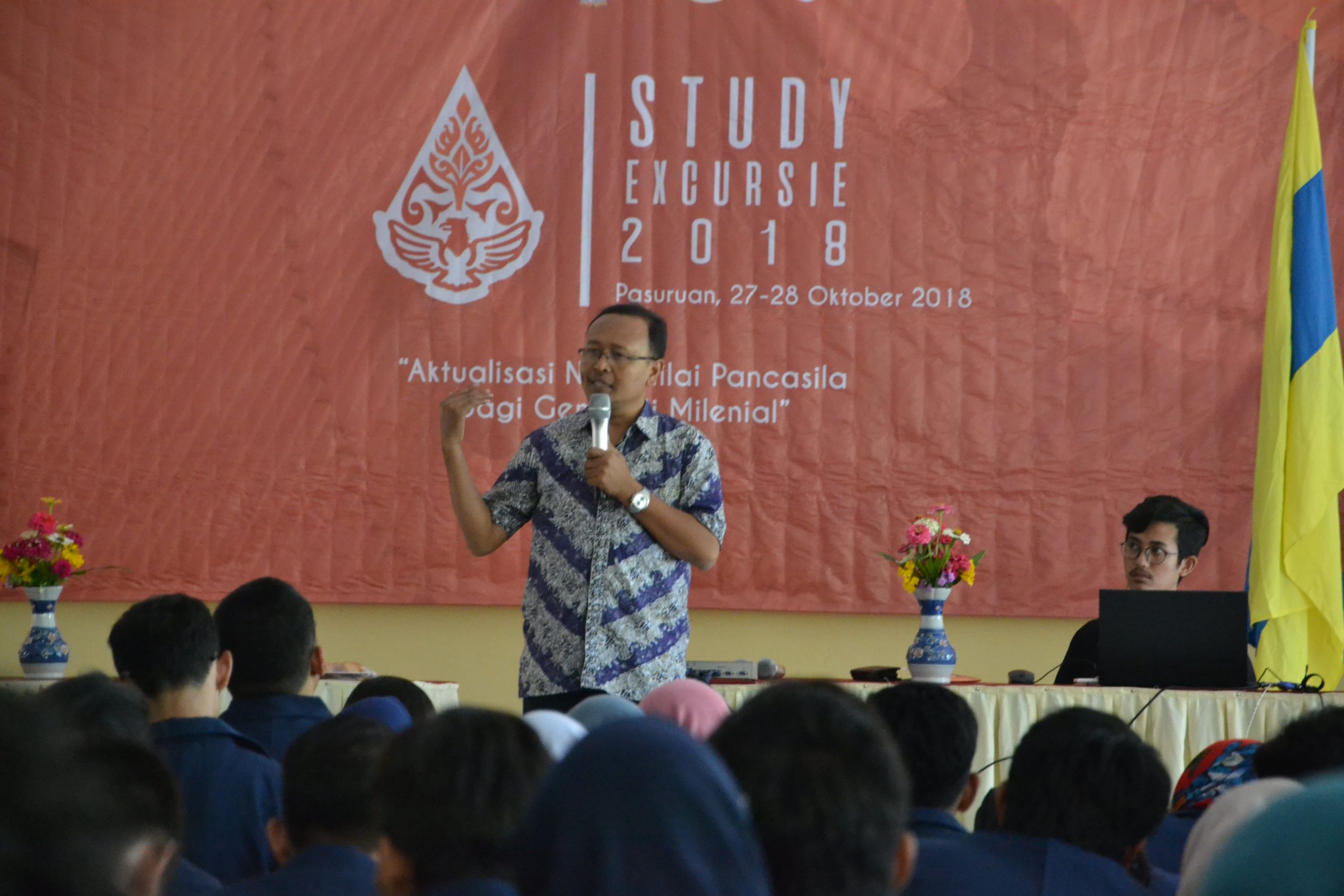 Dr. Listiyono Santoso saat memeberikan paparan dalam Study Excursie kepada para peserta. (Foto: Galuh Mega Kurnia)