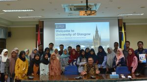 Mr. Alfin Fahdi Firdaus bersama peserta Info Session Gasglow University dengan wajah semangat meraih beasiswa. (Foto: Istimewa)