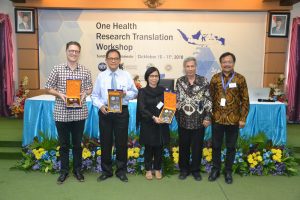 DARI kiri, Mr Nathan Austin, environment, science, technology and health officer, U.S Embassy Jakarta; Wakil Rektor IV UNAIR Prof. Djoko Santoso dr., Ph.D., Sp.PD.K-GH.FINASIM; Wahyuni Kamah, U.S. department of State Biosecurity Engagement Program; Dekan FKH UNAIR Prof., Dr., Pudji Srianto, drh., M.Kes.; dan Prof. Dr. Fendik Abdul Rantam, DVM dalam sesi foto bersama. (Foto: Feri Fenoria)