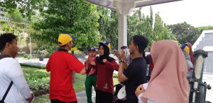 KETIKA berlangsung permainan math panic setelah makan bersama dan penelitian di Tugu Pahlawan. (Foto: Istimewa)