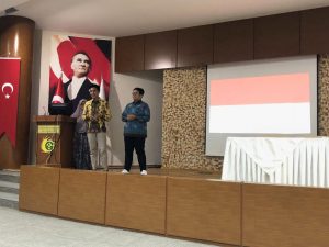 TIGA mahasiswa Universitas Airlangga mempresentasikan kampus dan negara asalnya dalam kegiatan pengenalan kampus di Universias Cukorova, Turki. (Foto: Istimewa)