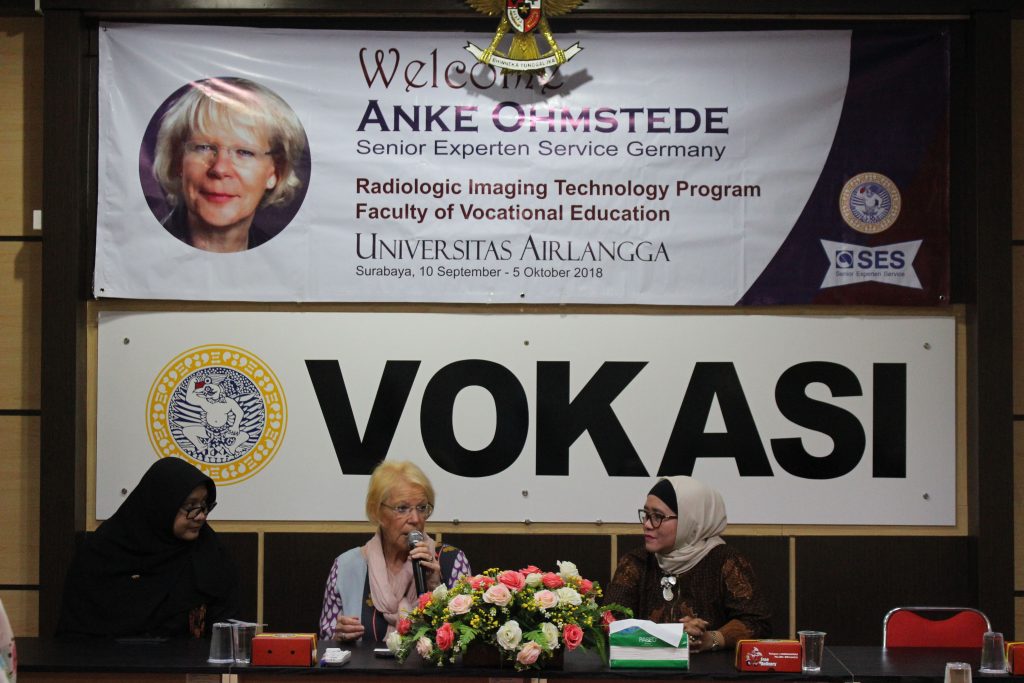 ANKE Ohmstede memberikan sambutan dalam acara ramah tamah sebelum dirinya kembali ke Jerman di Fakultas Vokasi Universitas Airlangga pada Kamis (4/10). (Foto: Binti Q. Masruroh)