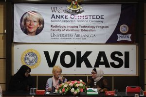 ANKE Ohmstede memberikan sambutan dalam acara ramah tamah sebelum dirinya kembali ke Jerman di Fakultas Vokasi Universitas Airlangga pada Kamis (4/10). (Foto: Binti Q. Masruroh)