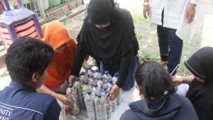 KEGIATAN pelatihan Ecobrick bersama ibu ibu di Asem jajar (Foto: Istimewa)