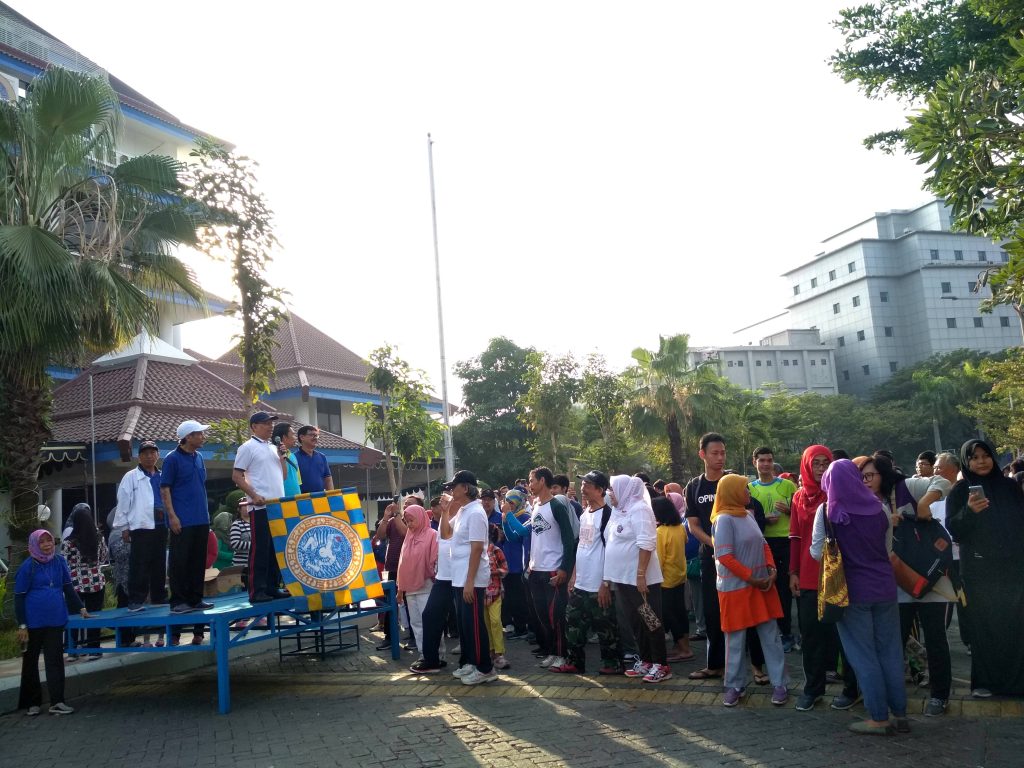 REKTOR UNAIR Prof. Dr. Mohammad Nasih., SE., M.T., Ak., (MA) saat membuka kegiatan jalan sehat di depan Kantor Manajemen pada Minggu (21/10). (Foto: Galuh Mega Kurnia)