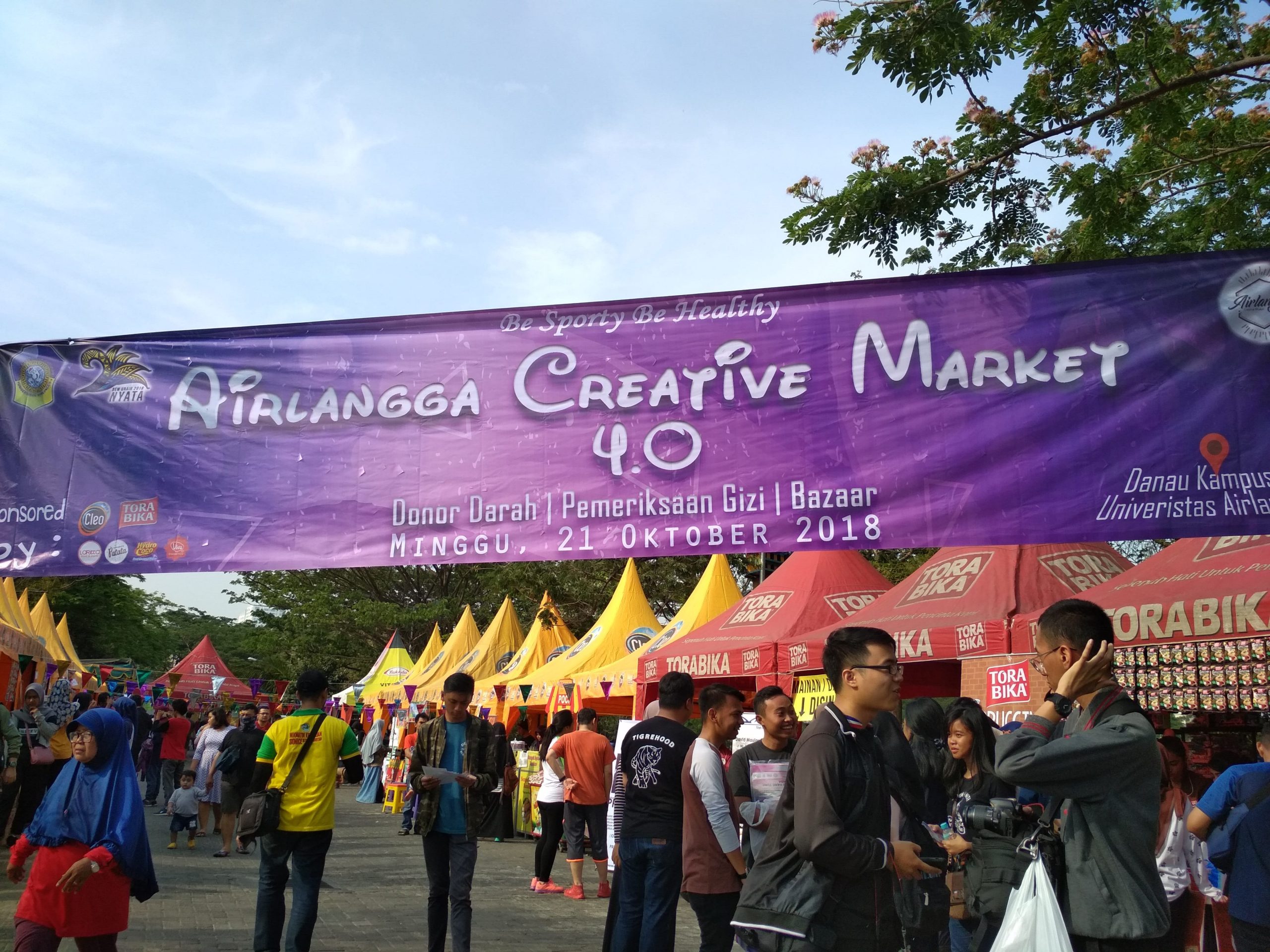 SEMARAK kegiatan bazar dalam rangka memeperingati HUT FKH UNAIR. (Foto: Galuh Mega)