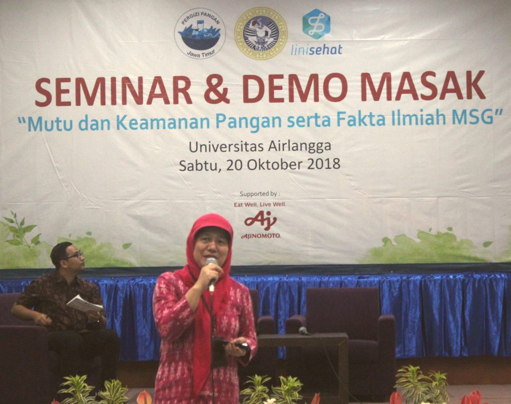 PEMBICARA Retno Chatulistiani memberikan paparan materi MSG dalam Seminar dan Demo Masak pada Sabtu, (20/10). (Foto: Istimewa)