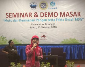 PEMBICARA Retno Chatulistiani memberikan paparan materi MSG dalam Seminar dan Demo Masak pada Sabtu, (20/10). (Foto: Istimewa)