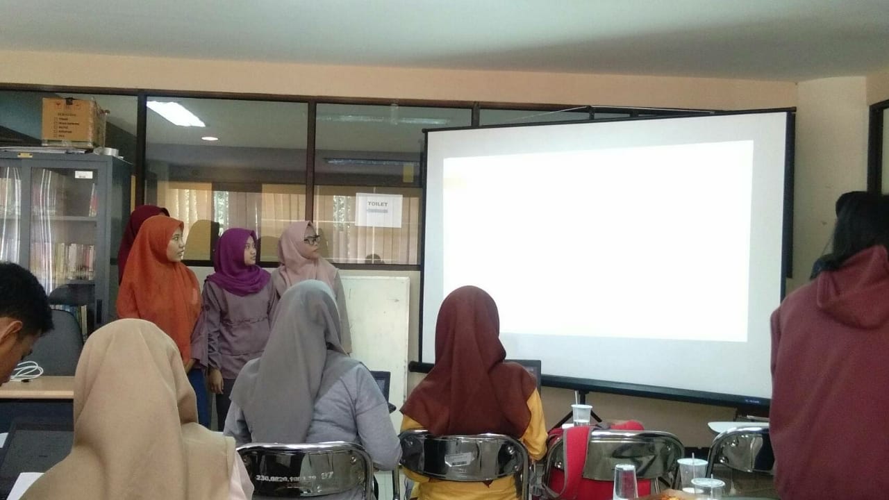 Salah satu kelompok ketika mempresentasikan hasil usahanya selama sebulan