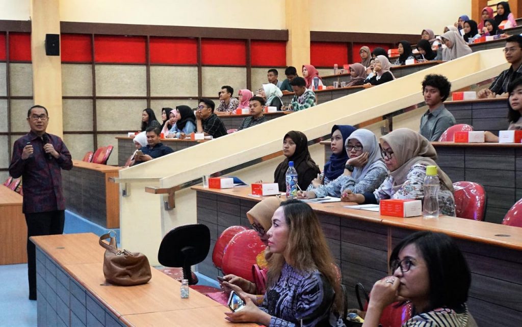 Kuliah Tamu oleh Direktur Otoritas Jasa Keuangan (OJK) di Aula Mindrowo, FEB UNAIR, Jumat (19/10). (Foto : Istimewa)