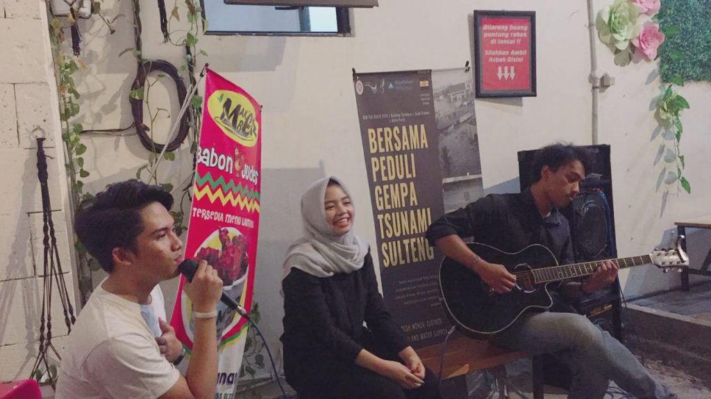 Live Acoustic dari Mahasiswa FEB yang sukarela menuangkan suara iindah di lt 2 Pujasera Badokan Surabaya 13/10). (Foto : Istimewa)