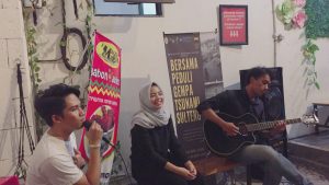 Live Acoustic dari Mahasiswa FEB yang sukarela menuangkan suara iindah di lt 2 Pujasera Badokan Surabaya 13/10). (Foto : Istimewa)