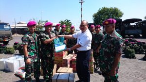 Dr. DARMAWAN Setijanto, drg., M.Kes mewakili ketua IKA Komisariat FKG UNAIR menyerahkan donasi bantuan kepada Komandan tim Satuan Tugas (Satgas) Marinir TNI AL Letkol Laut (K) drg. Bachtiar Efendi Sp. KG, M. Tr.Hanla. (Foto: Istimewa)