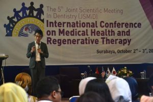 PROF. Koichi Kato, M. Agr., Ph.D., Dean of Graduate School of Dentistry, Hiroshima University, Japan, saat memberikan paparan tentang ”Toward Engineering Organ Regeneration” dalam The 5th Joint Scientific Meeting in Dentistry (JSMiD) pada Rabu (3/10) di Aula Kahuripan, Lantai 3, Gedung Rektorat UNAIR. (Foto: Feri Fenoria Rifai)