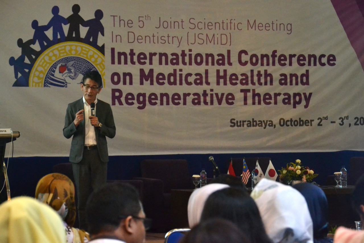 PROF. Koichi Kato, M. Agr., Ph.D., Dean of Graduate School of Dentistry, Hiroshima University, Japan, saat memberikan paparan tentang ”Toward Engineering Organ Regeneration” dalam The 5th Joint Scientific Meeting in Dentistry (JSMiD) pada Rabu (3/10) di Aula Kahuripan, Lantai 3, Gedung Rektorat UNAIR. (Foto: Feri Fenoria Rifai)