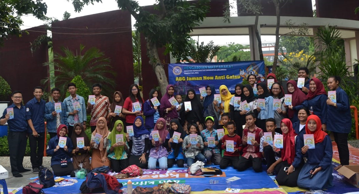 2.FOTO bersama setelah launching buku hasil karya remaja Puskesmas Pacarkeling di Taman Mundu. (Foto: Hilmi Putra Prdana)