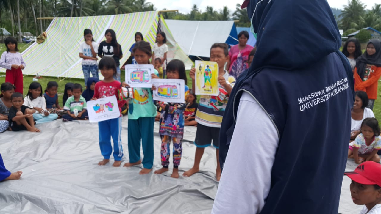 ANAK-ANAK mengikuti trauma healing tim Mahaga Universitas Airlangga dengan mewarnai gambar di Lapangan Desa Batusuya, Sindue, Donggala. (Foto: Zulfa)