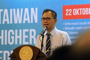 WAKIL Rektor I Prof. Djoko Santoso, dr., Ph.D., K-GH., FINASIM., saat memberikan sambutan dalam Taiwan Higher Education Fair 2018. (Foto: Agus Irwanto)