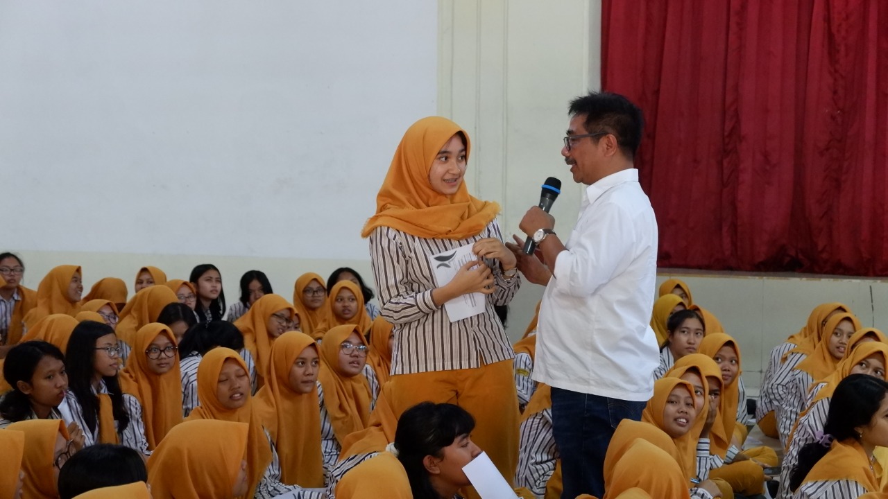 Dr. Suko Widodo saat berbincang dengan salah seorang siswa SMAN 1 Surabaya dalam Sosialisasi Aturan Baru SNMPTN-SBMPTN. (Foto: Feri Fenoria)