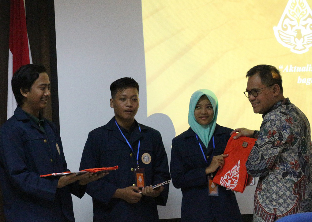 KEGIATAN Penyerahan Penghargaan kepada pemenang Cinema Bangga dan pelepasan peserta Studi Excursie. (Foto: Galuh Mega Kurnia)