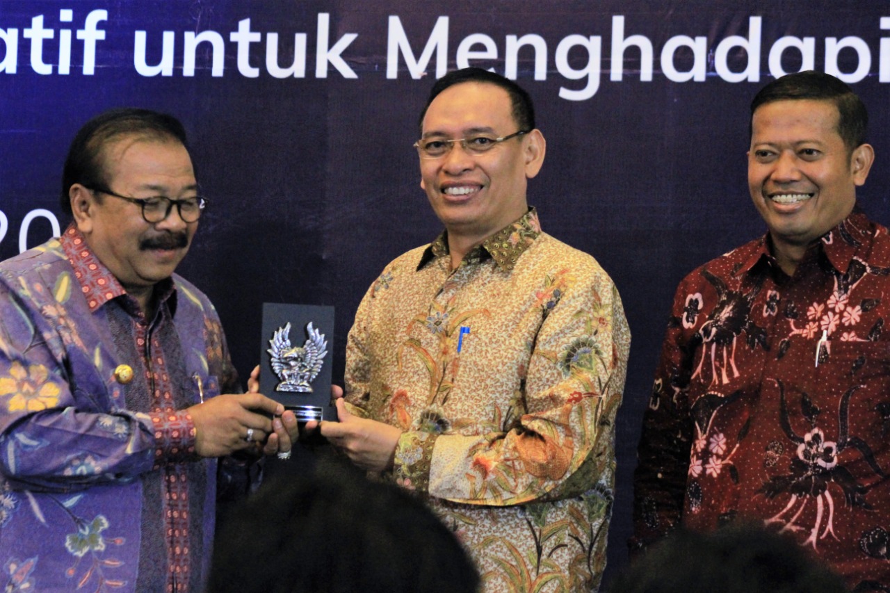 DARI KIRI, Gubernur Jawa Timur H. Soekarwo, S.H, M.Hum.; Rektor UNAIR Prof. Dr. Mohammad Nasih, SE., Mt., Ak., CMA.; serta Ketua AFEBI Dr Suharnomo SE MSi, dalam pembukaan Kongres VI AFEBI. (Foto: Agus Irwanto)