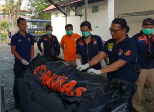 TIM DVI bersama dengan mahasiswa UNAIR mengidentifikasi salah satu jenazah korban bencana gempa dan tsunami di Palu. (Foto: Istimewa)