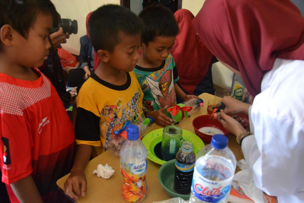 ANAK-anak RT 2 Keputih Tegal ketika berada di pos eksperimen untuk melakukan percobaan. (Foto: Istimewa)