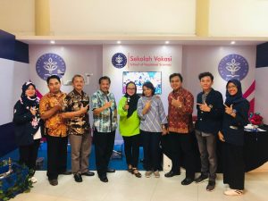 Wakil Dekan I Fakultas Voksi UNAIR Prof. Dr. Retna Apsari, M.Si (berbaju hijau ditengah) berfoto bersama Ketua Forum Pendidikan Tinggi Vokasi Indonesia Dr. Ir. Arief Darjanto, M.Ec. ( berbatik biru empat dari kiri) di Stand Institut Pertanian Bogor pada (18/10) lalu.
