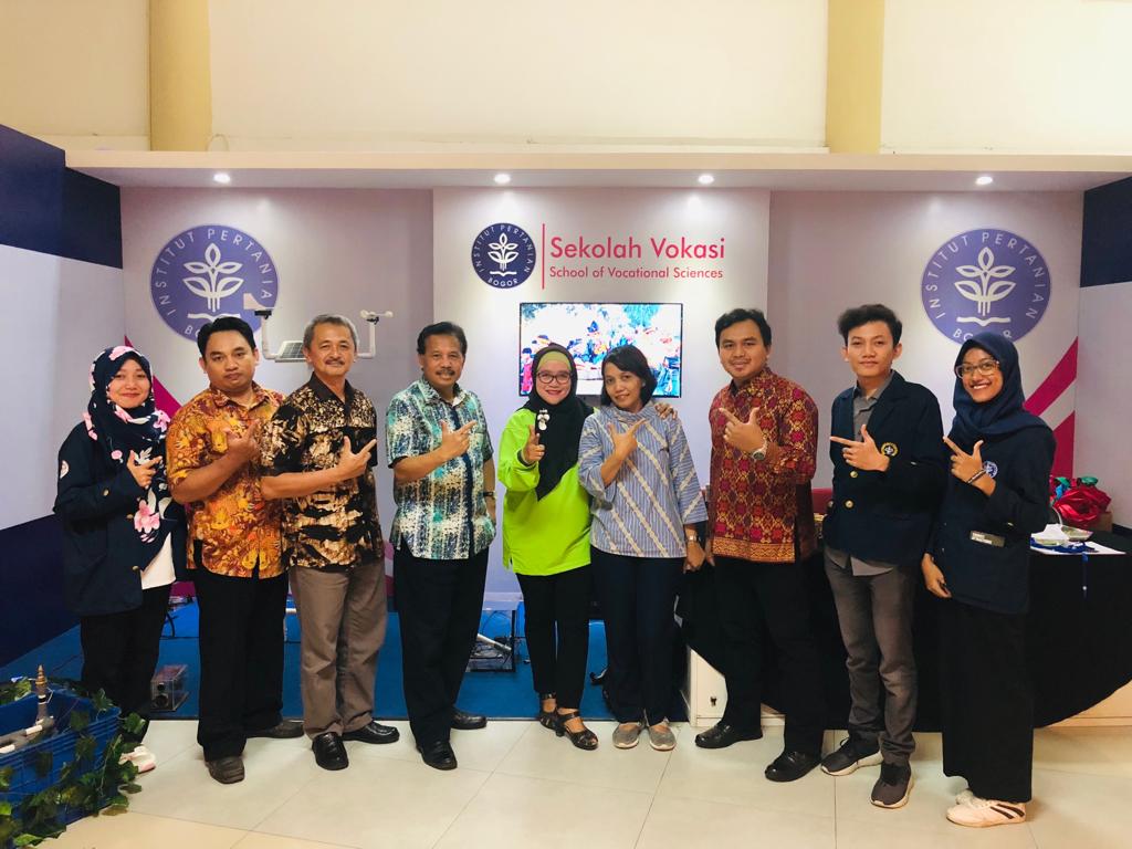 Wakil Dekan I Fakultas Voksi UNAIR Prof. Dr. Retna Apsari, M.Si (berbaju hijau ditengah) berfoto bersama Ketua Forum Pendidikan Tinggi Vokasi Indonesia Dr. Ir. Arief Darjanto, M.Ec. ( berbatik biru empat dari kiri) di Stand Institut Pertanian Bogor pada (18/10) lalu.