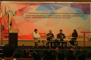 Tiga Keynote Speaker saat sesi tanya jawab yang dimoderatori oleh Edith Federika Puruhito, S.KM, M.Sc (MedSci)