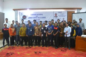 FOTO bersama ketiga pemateri seminar nasional akuakultur dengan beberapa peserta seminar. (Foto: Tim Pubdekdok)