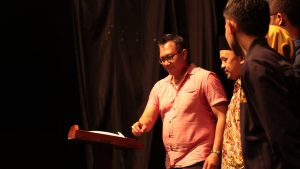 DARI Kiri AA. Gde Agung Satria Utama, SE., M.Ak., CA. (koordinator sekretaris PSDKU UNAIR Banyuwangi), Rizal Sahputra, SP. (Kepala desa Tamansari), dan perwakilan mahasiswa saat menandatangani MoU desa binaan. (Foto: Ragas)