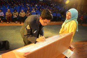 SULISTYO Primadani, sebelah kiri, sedang menandatangani ikrar dan penetapan hari akuntan muda Indonesia. (Foto: Pribadi)