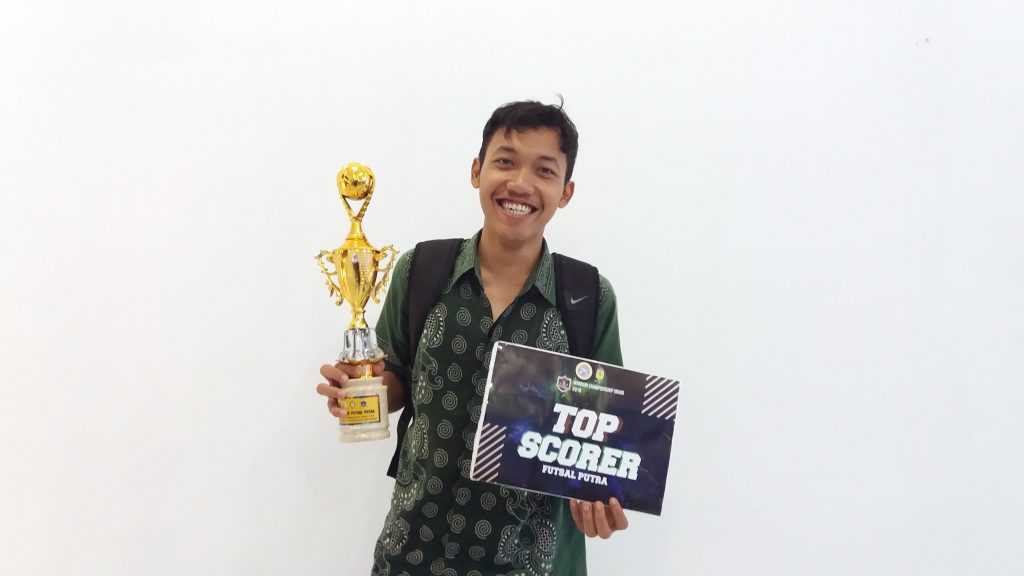 NAUVAL Witartono, salah satu pemain tim futsal UNAIR PSDKU peraih predikat Top Score di ajang Warrior Championship UNAIR. (Foto: Ragas)