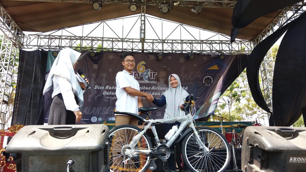 NANIK Ning Rahayu, mahasiswi UNAIR PSDKU yang beruntung dengan mendapatkan sebuah sepeda gunung di perayaan Dies Natalis Ke-64 UNAIR. (Foto: Ragas)