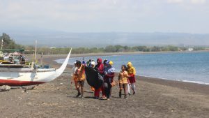 MAHASISWA FPK dan FKM bersama siswa-siswi SDN 2 Karangrejo membersihkan pesisir pantai Pulau Santen-Banyuwangi. (Foto: Bastian Ragas)